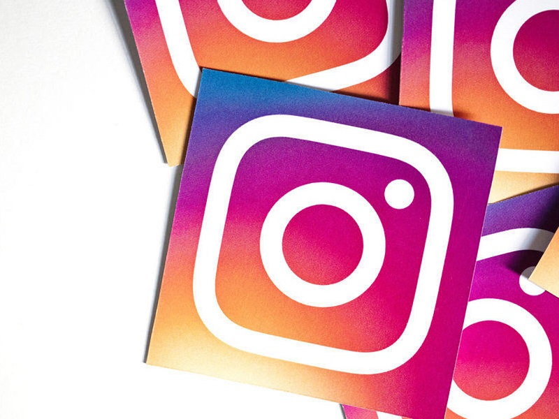 círculo verde de Instagram Stories hay 5 personas en una habitación plantillas gifs para instagram stories